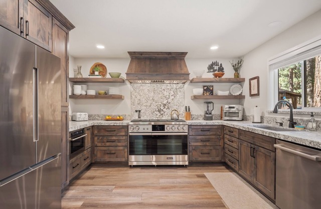 Skyland Luxury Getaway. Remodeled 4-Bedroom with Beach Access (ZC1016)