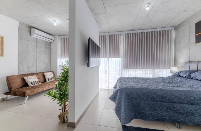 Skyline iFreses, 22nd floor! AC, TV and Pool