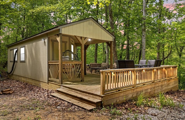 Skyridge Woodland Cabin @ tranquil High Rock - Wi-Fi, Hot tub, Pet friendly