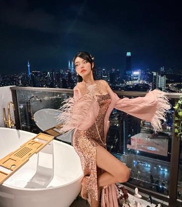Skyscraper 65 KL Highest Outdoor Bathtub Luxury Lavish Designer Suite Penthouse Lv65