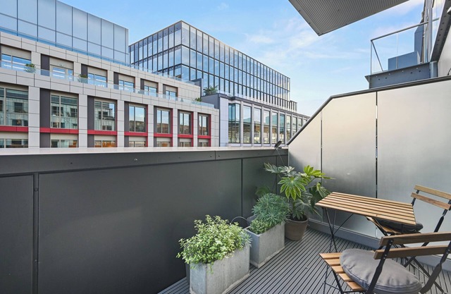 Sleek 2BD Flat w/Terrace - 2 Mins from Farringdon!