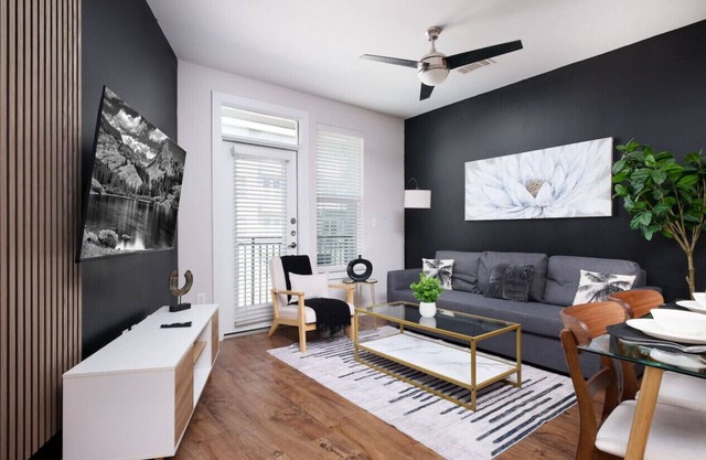 Sleek 2BR w/Gym, Parking, Near King Wms&Towers