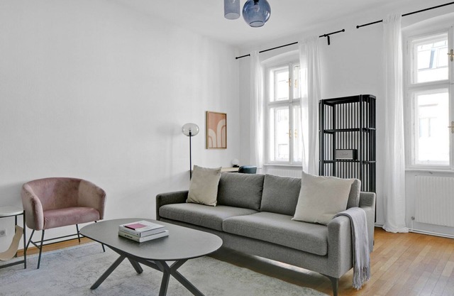Sleek Döbling 1BR w/Elevator, near Spittelau & U6, by Blueground
