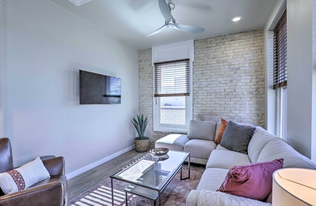 Sleek, Newly Updated Downtown San Marcos Apt!