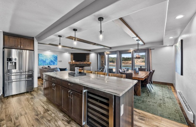 Sleek Retreat over Lake Dillon and Ten Mile Range-4 Minutes to Keystone