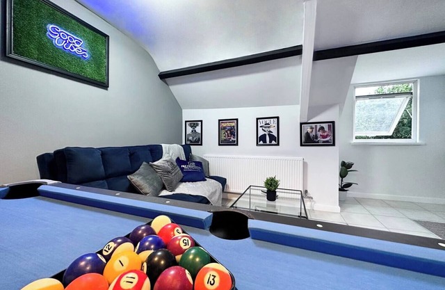 Sleek Skyward Serenity 2bed w/Pool Table - Ystrad