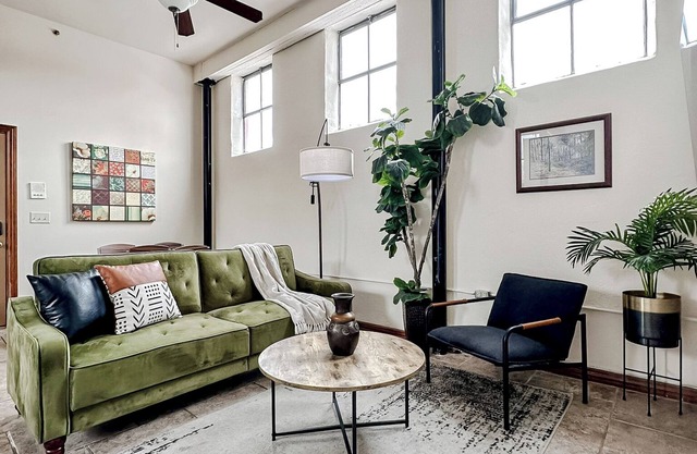 Sleepover: Pristine 2BD/1BA Condo - Downtown Springfield