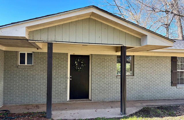 Sleeps 10. Bayou Front Home close to ULM, Sports Complexes, Airport and I-20.