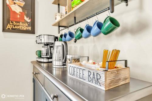 Sleeps 10 + Coffee bar + Game Room + Train to CHGO