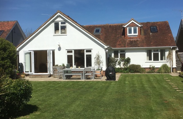 Sleeps 10 plus, parking, wood burner, enclosed garden, WiFi, harbour village.