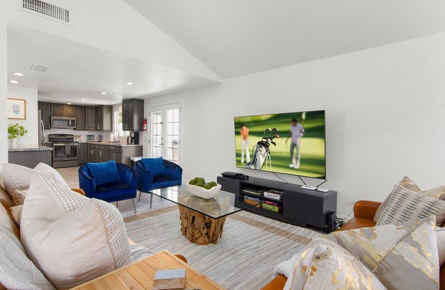 Sleeps 11-Heated Pool-5 min to Old Town-Fire Pit-BBQ-King Bed