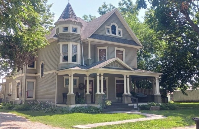 Sleeps 12…. 5 beds and a sofa sleeper. 20 min from West Des Moines.