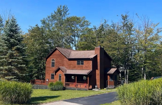 Sleeps 12 comfortably! Pets Ok! Fire Pit! AC