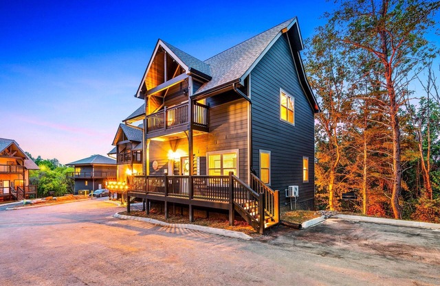 Sleeps 12! Rare Private Pool Dollywood 5 Mins Hot Tub Minutes to GSMNP!