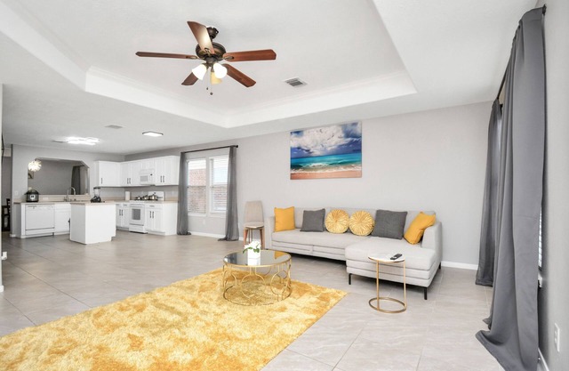 Sleeps 12 - Spacious 4 bedroom in Central Katy W/Backyard