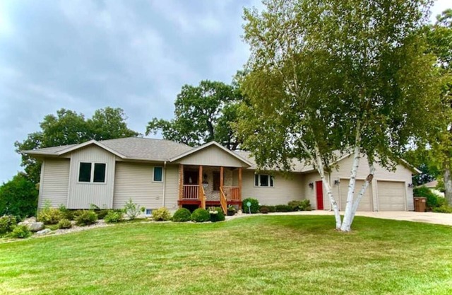 Sleeps 15 Beautiful Home on 1.2 Acre lot Minutes from Lakes, boat dock & beach
