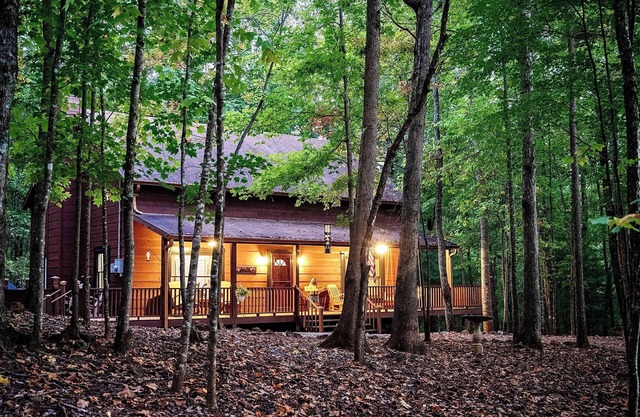 Sleeps 17! 3 King Beds ~ Hot Tub ~ Fire Pit ~ Arcade ~ Dogs OK
