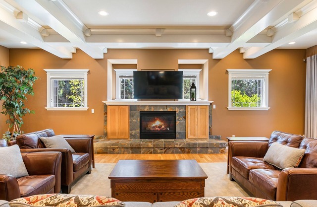Sleeps 18! Highly reviewed, price slashed for September and October 2025!