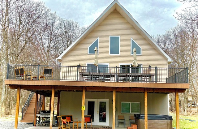 Sleeps 18, Hot Tub, Pickle Ball, Game Room, Beach, Pool, 10 min to Skiing