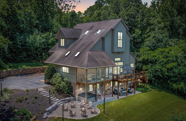 Sleeps 19+ with Hot tub, Game Room & Swing Set
