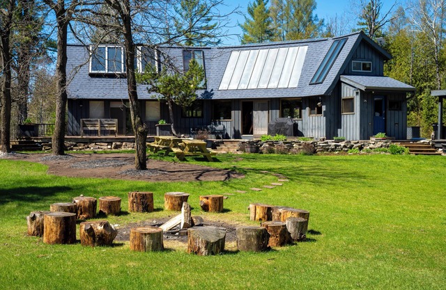 Sleeps 20+! Pets OK! 4 Bedrooms, Bonus Room, Bunk House. 40 Acres! Pool Table!