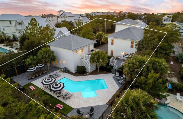 Sleeps 21! Private Pool, Game Room, LSV, Bikes, & Carriage House!