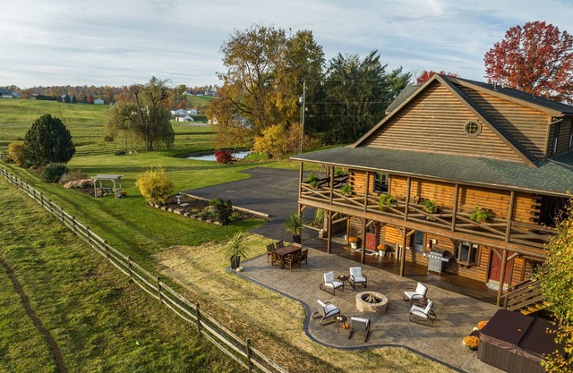 Sleeps 23, gorgeous hot tub, peaceful country setting