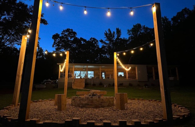 Sleeps 24, HGTV Quality, Private Cul-de-sac Lakehouse on Lake Claiborne