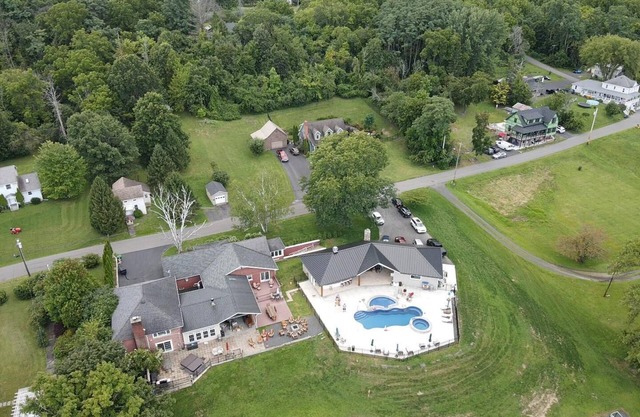 Sleeps 27/Pickleball Court/Game Room/Hot Tub/Pool/Batting Cage/Beach