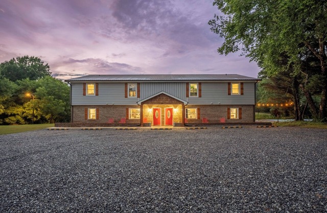 Sleeps 30! Themed Home w/Pool, Hot tub, Pond, Pickleball, Putt Putt, Arcades
