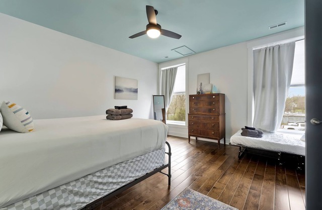 *Sleeps 4* Downtown USA ~ Walkable Dickson Apt