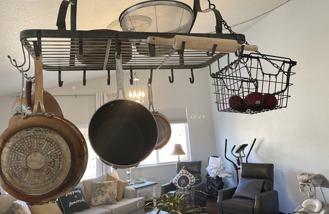 Sleeps 6. Pet friendly in quiet neighborhood
