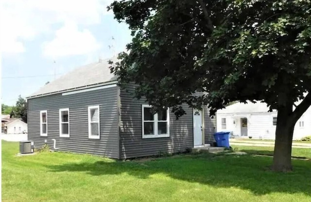 Sleeps 6. Pets welcome. Wi-Fi. 3 bedroom house
