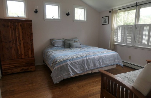 Sleeps 8, 8 minute walk to the beach, Pet friendly