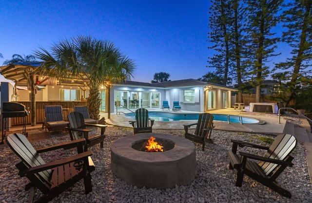Sleeps 8! Tiki Bar~Pool~Hot Tub~Fire Pit