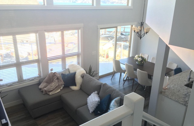 Sleeps max 8 Partial View of the Okanagan lake, Kelowna BC