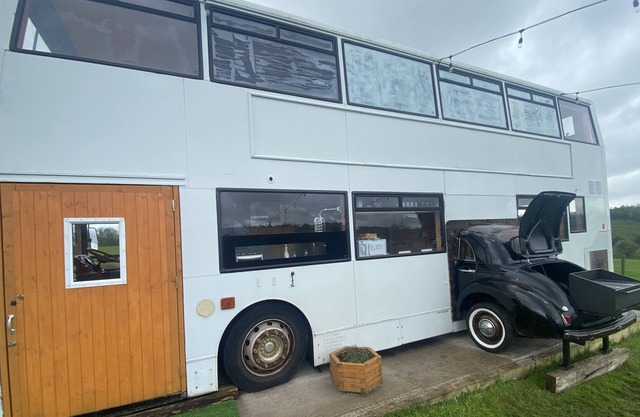 Sleeps18 / Hot Tub / Sauna / Double Decker Bus / Cinema / Pets Welcome