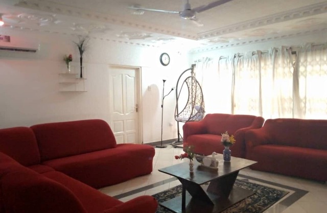 Sleeps8- Private Secure Parking- Garden- AirCon