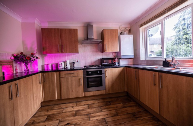 Sleeps8-KingBeds-SofaBed-Garden-AirCon-FreeParking