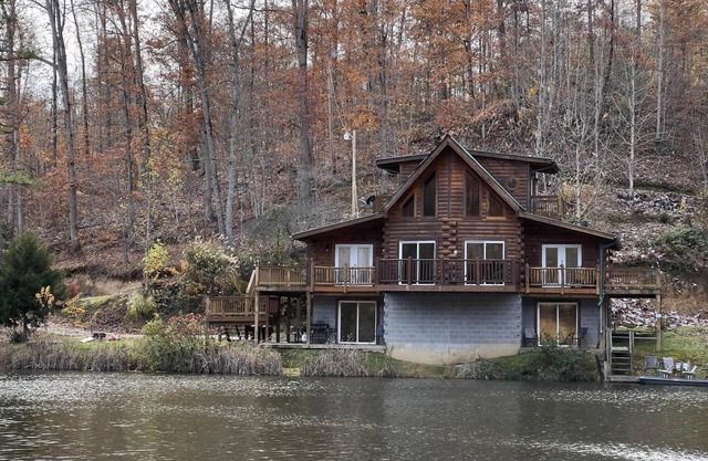 Sleepy Bear: Luxe cabin, private lake, hottub, caves, fast WiFi @ BearTrackLake