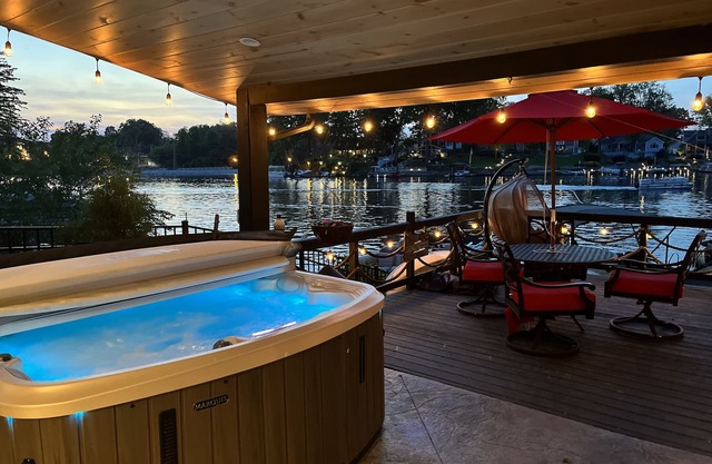 SLICE OF HEAVEN lake front cottage with HOTTUB, fire pit, kayaks & Dog friendly!