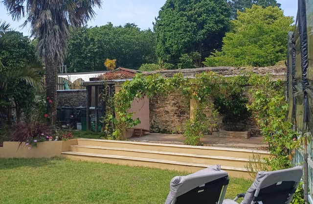 Small Catering Flat in nat. reserve. Pet friendly. Free return Eden taxi B4 9pm.