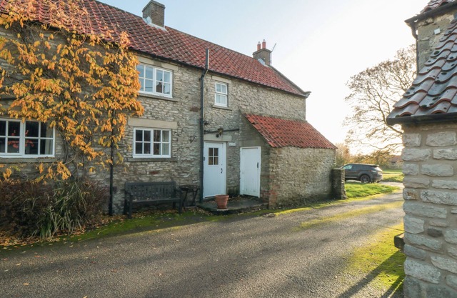 SMALL COTTAGE, pet friendly, character holiday cottage in Fadmoor