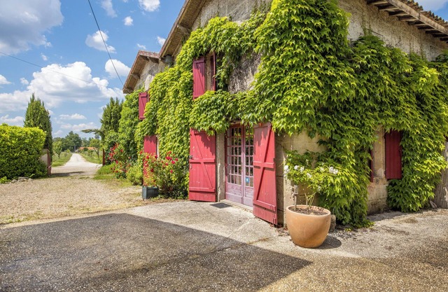 Small House "Bel En Rouge" with Shared Terrace, Shared Garden and Wi-Fi