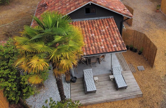 Small house in the heart of a natural area, 10 minutes from golf courses, beaches, .