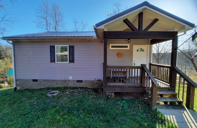 Small house with lake view 5 minutes to I-75 and Renfro Valley.