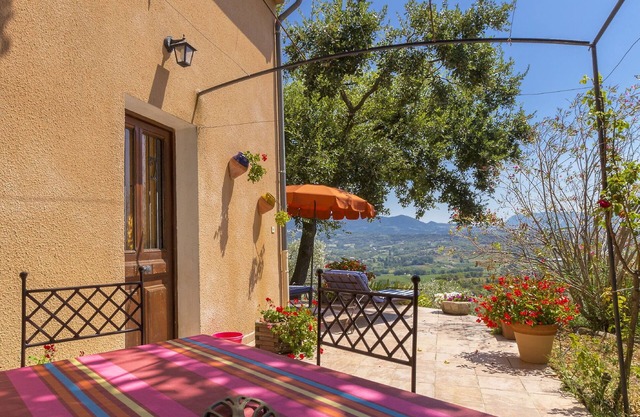SMALL PROVENCAL FARMHOUSE FOR 2 PEOPLE MAX 6KM FROM VAISON IN A PEACEFUL SETTING FACING THE VENTOUX MOUNTAINS