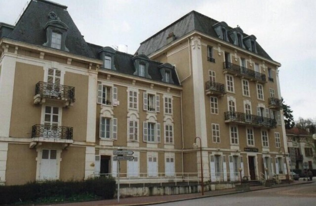 Small renovated studio located opposite a spa park.