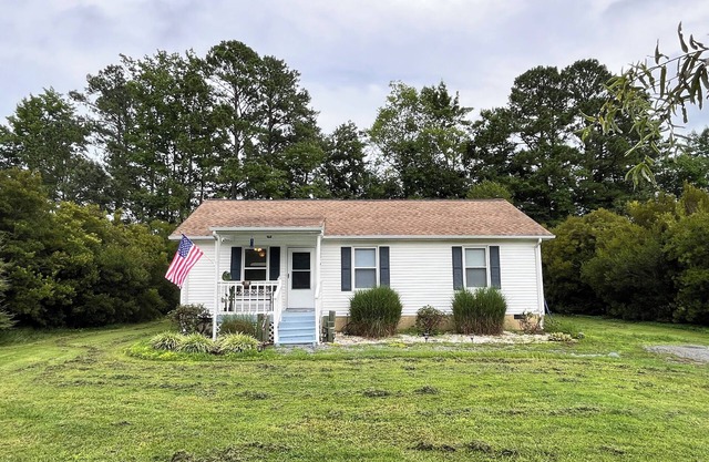 Small Town Getaway - close to in-town Mathews with a casual, rural life
