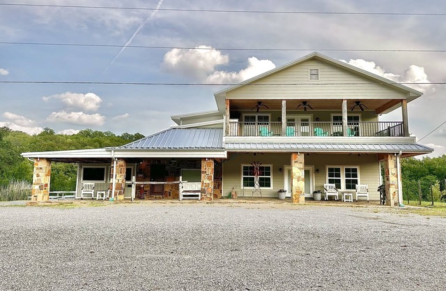 Small town richness at Salt Creek Inn 4 Bed 4 Bath Graham, TX